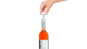 Vstavljanje vakuumskega zamaška v steklenico vina