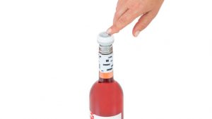 prikaz odmikanja vakuumskega ventila na vakuumskem zamašku za vino