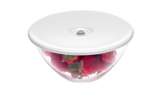 Univerzalni vakuumski pokrov 4 na stekleni posodi z jagodami.