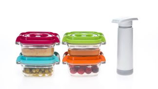 Otroške vakuumske posodice zložene ena na drugo in ročna vakuumska črpalka v 5-delnem setu.