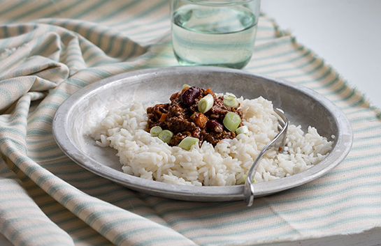 čili s čokolado postrežen z rižem
