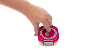 Prikaz popuščanja vakuumskega ventila na otroški vakuumski posodici.