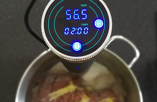 sous vide kuhalnik v loncu