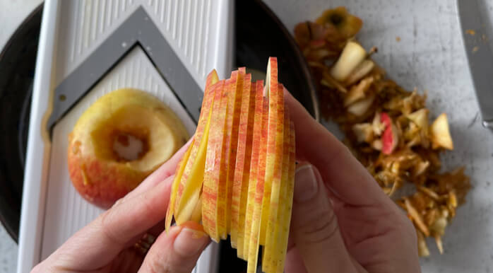 Rezanice jabuka za sušenje trebaju biti jednake debljine. Koristite rezač.