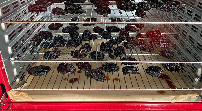 Preporučujemo da na dno sušilice stavite papir za pečenje, jer može iz plodova kapati suvišni sok.