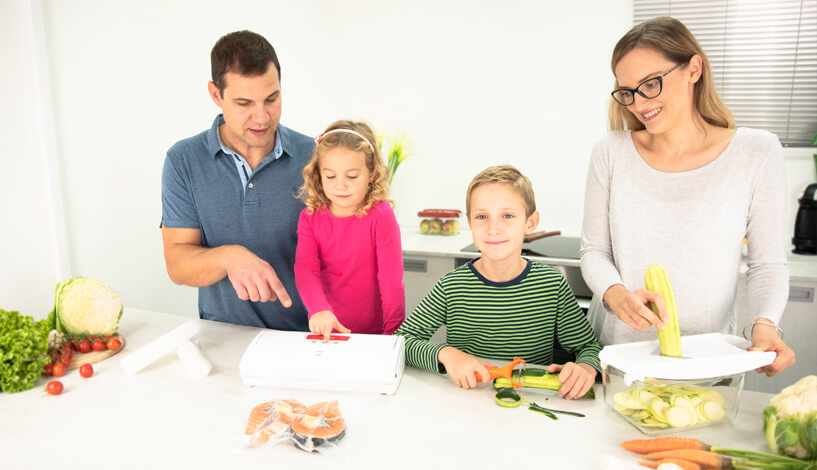 mlada obitelj priprema ručak