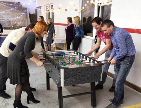 Statusovci igraju stolni nogomet i stolni tenis